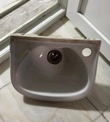 Klein Wastafel beschikbaar voor biedingen