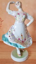 Danseuse en robe folklorique - porcelaine Zsolnay, Enlèvement ou Envoi