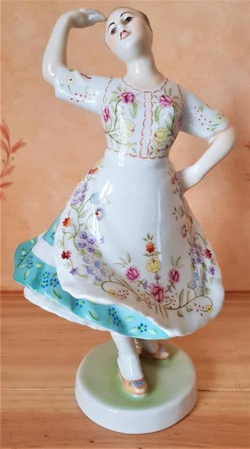 Danseuse en robe folklorique - porcelaine Zsolnay
