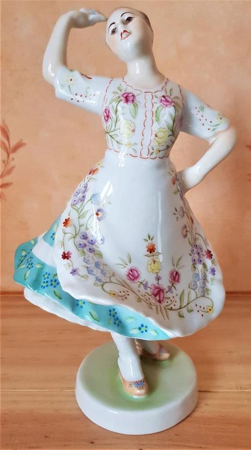 Danseuse en robe folklorique - porcelaine Zsolnay, Antiquités & Art, Antiquités | Porcelaine, Enlèvement ou Envoi