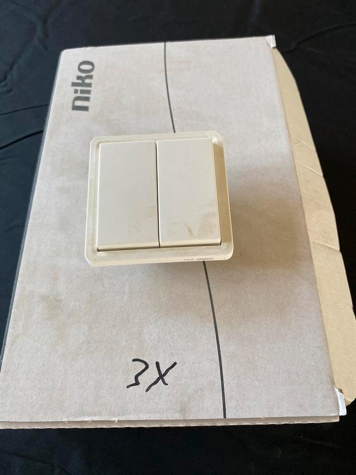 Spuitwaterdichte, niet-verlichtbare dubbele drukknop 10 A/25, Doe-het-zelf en Bouw, Elektriciteit en Kabels, Nieuw, Schakelaar