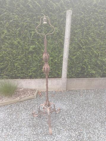 Oude staande lamp met unieke decoratieve elementen  beschikbaar voor biedingen