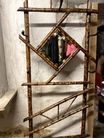 rotan wandrek met spiegel beschikbaar voor biedingen