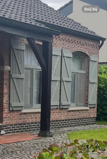 Houten luiken beschikbaar voor biedingen