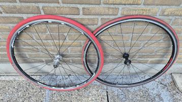 Voor- en achterwiel voor een racefiets 28 inch  beschikbaar voor biedingen