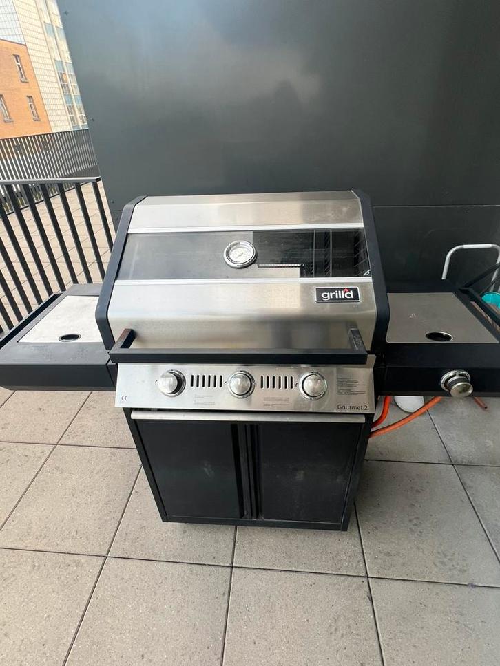 Gasbarbecue met zijtafels + afdekhoes – GRILLD, Tuin en Terras, Gasbarbecues, Gebruikt, Ophalen