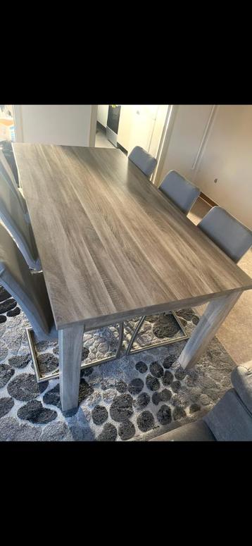 Tafel  beschikbaar voor biedingen