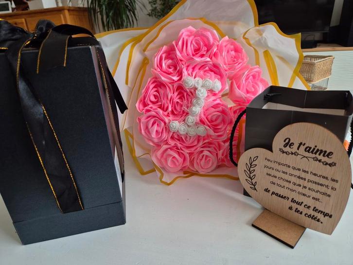 Set cadeau pour femme, roses éternelles + bouquet de fleurs, Bijoux, Sacs & Beauté, Accessoires Autre, Enlèvement