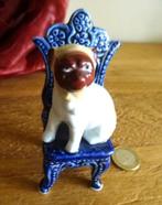 Zeldzaam miniatuur: hondje (mopshond) op stoel. Jaren '50, Antiek en Kunst, Ophalen of Verzenden