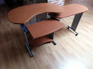 Houten bureau  beschikbaar voor biedingen