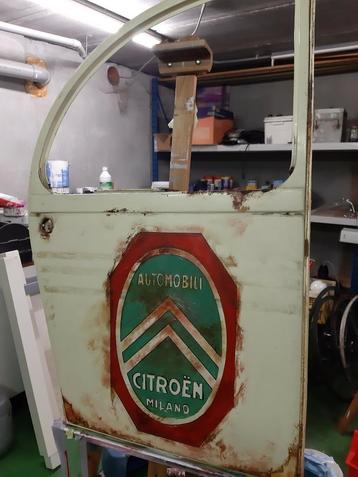 Mooie oude deur Citroën 2PK/2CV met geschilderde reclame