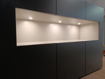 3-DELIGE VITRINE MET DONKERGRIJZE LED-SPOT beschikbaar voor biedingen