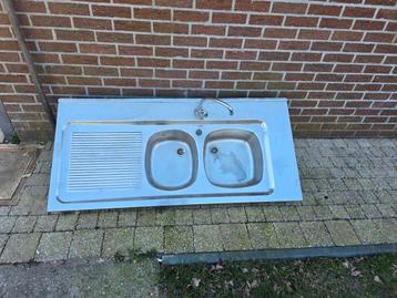 Spoel bak met kraan beschikbaar voor biedingen