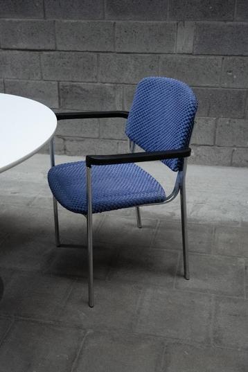 Vier blauwe vintage eetstoelen beschikbaar voor biedingen