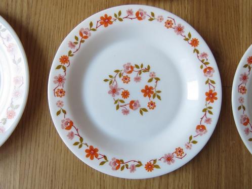 vintage arcopal 6 assiettes a dessert motifs fleuris scania, Huis en Inrichting, Keuken | Servies, Zo goed als nieuw, Bord(en)