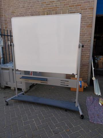 Groot verrijdbaar magnetisch whiteboard  beschikbaar voor biedingen