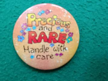 Badge "Precious and Rare - Handle with Care" beschikbaar voor biedingen