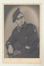 (m24) Zittende Korporaal, studiofoto, Envoi
