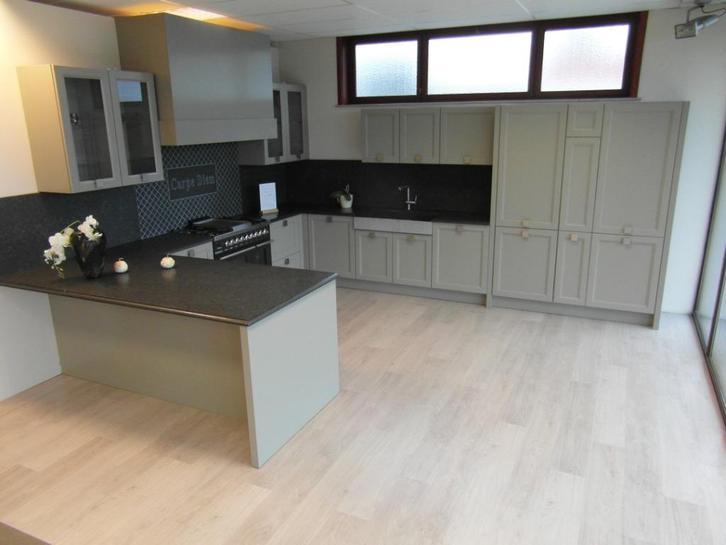 MASSIEVE TOONZAALKEUKEN MET COMPOSIET WERBLAD EN ELECTRO., Huis en Inrichting, Keuken | Complete keukens, Nieuw, Hoekkeuken, Groen