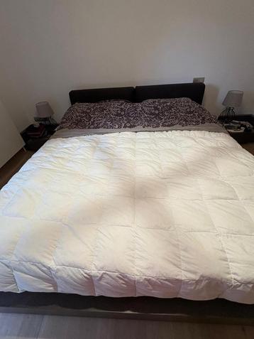 Lit et 2 tables de chevet beschikbaar voor biedingen