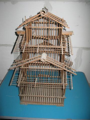 Hout/bamboe vogelkooi in de vorm van een pagode beschikbaar voor biedingen