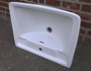 Lavabo en porcelaine disponible aux enchères