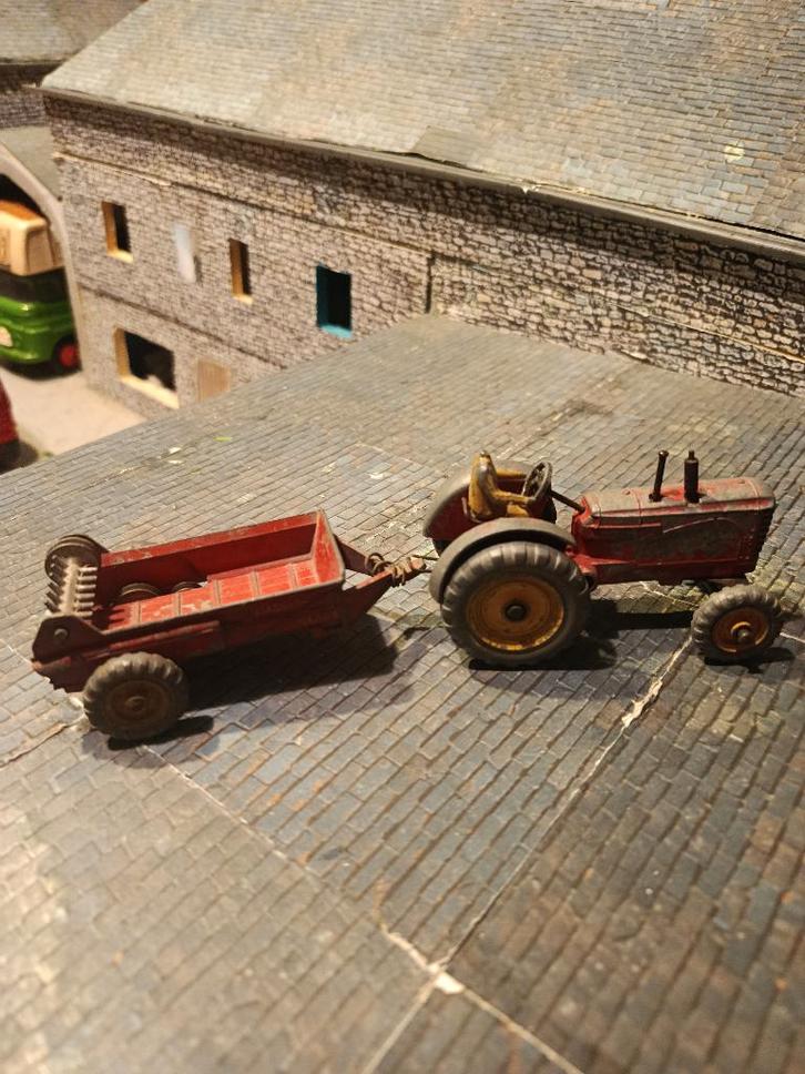 Massey Harris Dinky Toys tractor met spreider uit 1954, Hobby en Vrije tijd, Modelauto's | 1:32, Gebruikt, Tractor of Landbouw