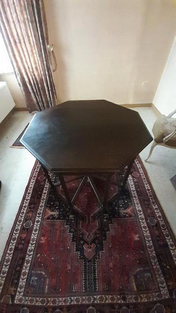 Antieke achthoekige tafel