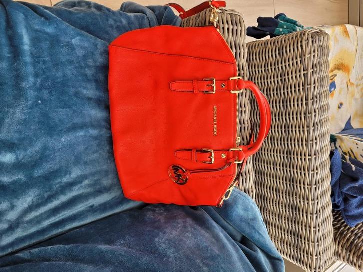 Rode Michael kors tas van echt leder in NIEUWSTAAT, Handtassen en Accessoires, Tassen | Schoudertassen, Zo goed als nieuw, Rood