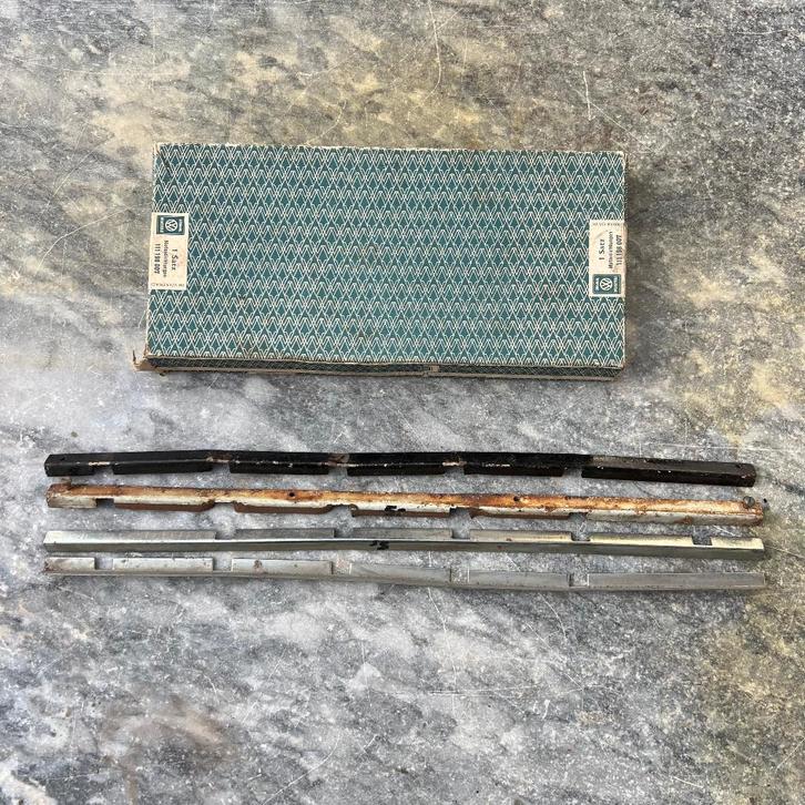 VW Split Window busdeur raamvergrendelingen, Auto diversen, Auto-accessoires, Zo goed als nieuw, Ophalen of Verzenden