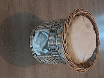 Rietenkattenmand beschikbaar voor biedingen