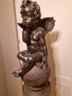 Sculptuur engel beeldje op wereldbol, Antiek en Kunst, Ophalen of Verzenden