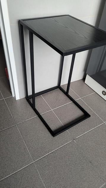 Tafel en desinglamp beschikbaar voor biedingen