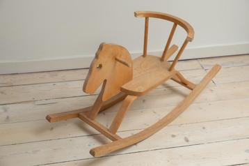 Houten hobbelpaard beschikbaar voor biedingen