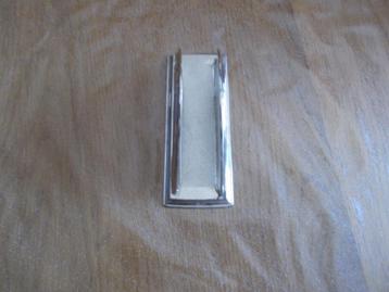 Porte-serviette argenté. beschikbaar voor biedingen