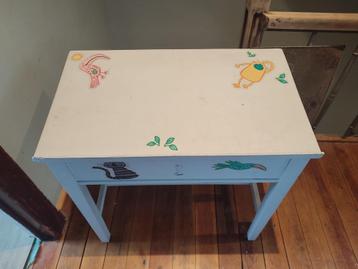 houten kinderbureau  beschikbaar voor biedingen