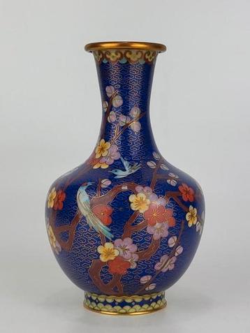 Chinese oude Cloisonne vaas  beschikbaar voor biedingen