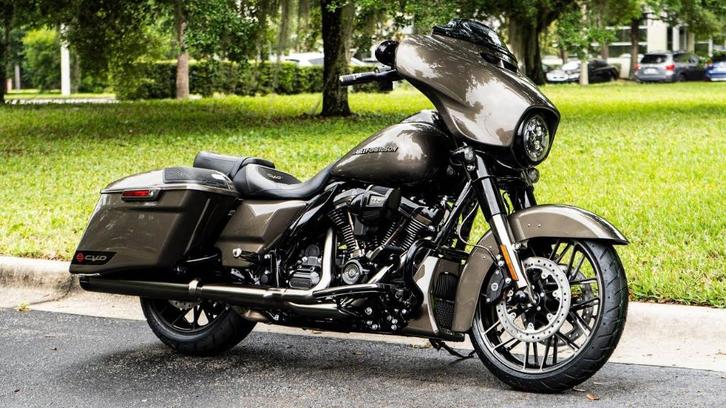 Harley Davidson Street Glide CVO, Motos, Motos | Harley-Davidson, Particulier, Chopper, plus de 35 kW, 2 cylindres, Permis Moto A1 minimum