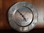 Horloge en étain (92%) avec fleurs et chiffres sculptés, Enlèvement ou Envoi