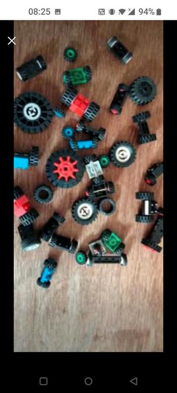 Lego losse stukken wielen enz  beschikbaar voor biedingen