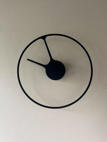Design wandklok zwart beschikbaar voor biedingen