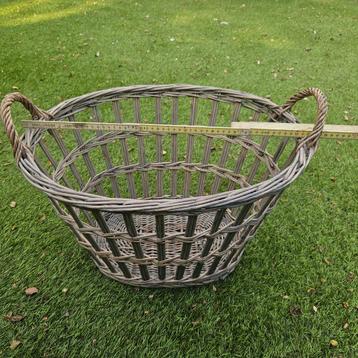 Rieten mand. 50 cm lang en 35 cm hoog. beschikbaar voor biedingen