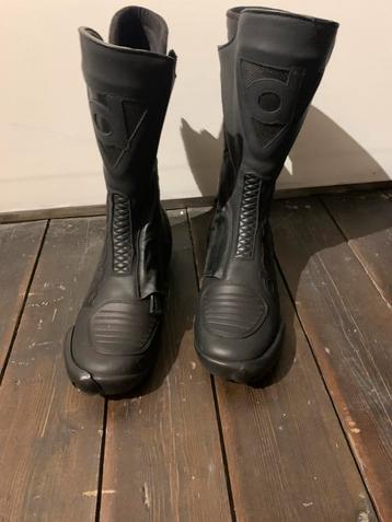 Daytona boots, Motos, Enlèvement