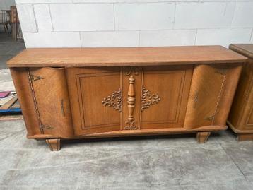 Houten dressoirs / kasten met sierlijke afwerking beschikbaar voor biedingen