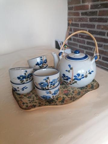Thee set.  beschikbaar voor biedingen