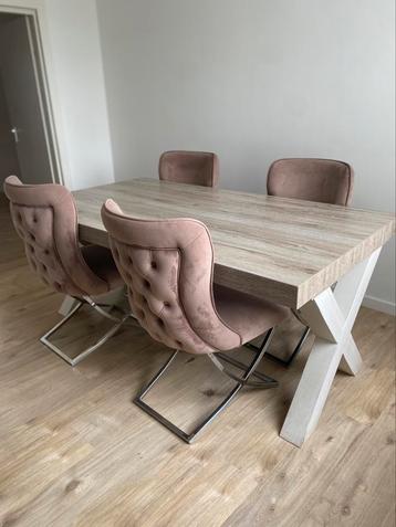 Eettafel en stoelen te koop beschikbaar voor biedingen