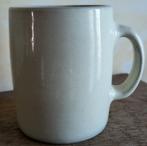 Beige zandstenen mok van 33 cl gesigneerd door een drietand, Ophalen of Verzenden, Zo goed als nieuw, Bierglas