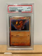 2023 Pokemon Promo 151 Poster Collection Charmander PSA 8 25, Hobby en Vrije tijd, Verzamelkaartspellen | Pokémon, Verzenden, Nieuw