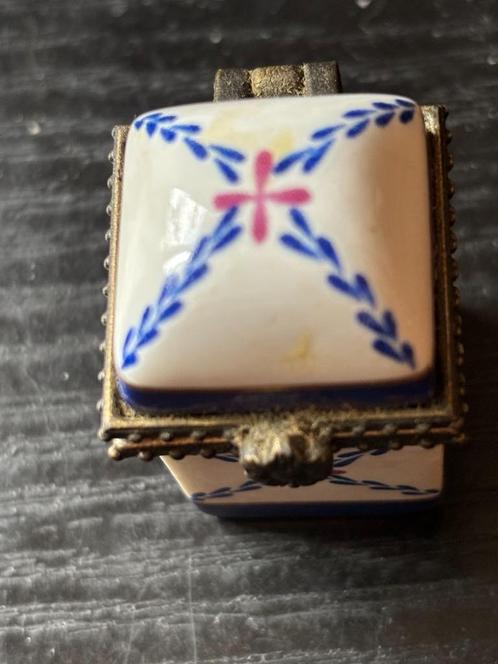 Franse porseleinen pillendoos, Antiek en Kunst, Antiek | Porselein, Ophalen of Verzenden