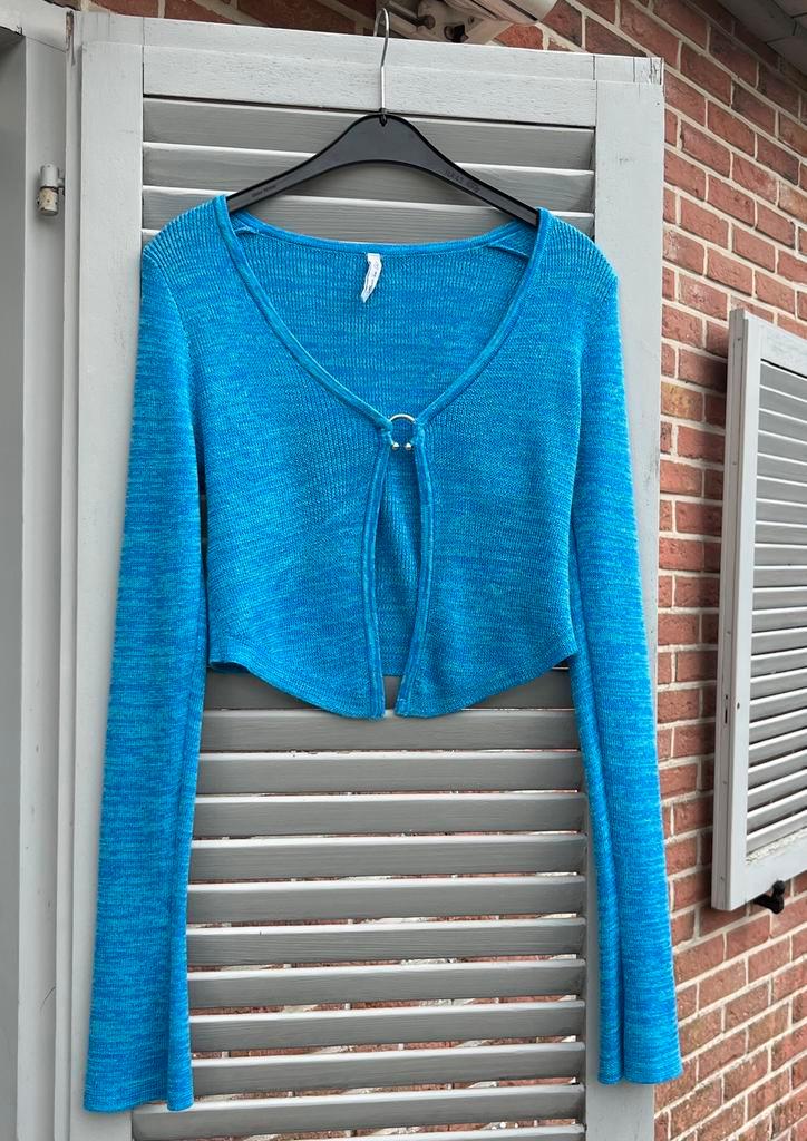 Blauwe cropped cardigan met ring detail - maat 36, Kleding | Dames, Topjes, Zo goed als nieuw, Maat 36 (S), Blauw, Lange mouw
